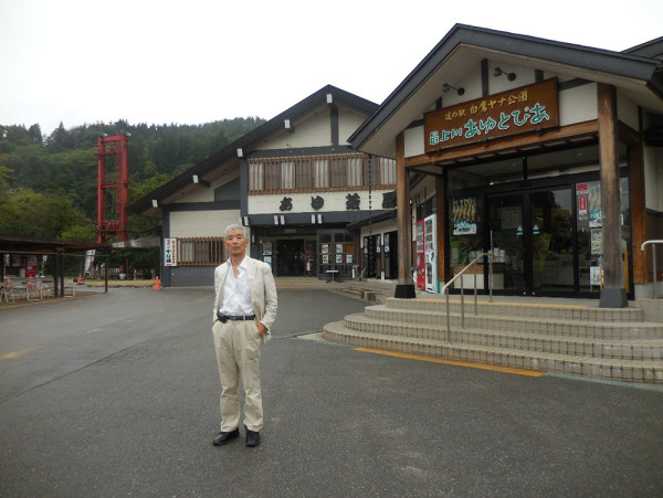 白鷹町に有るアユ茶屋で一休み、天然のアユを食べようとしたが全て養殖ものだと言われた、繁盛すればヤナで取れた天然ものでは賄いきれないのだろう