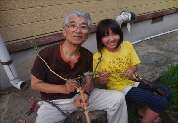 近所に住む孫と一緒に作る