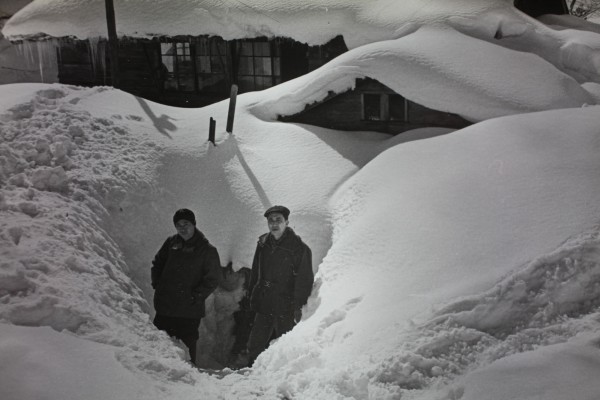 雪に埋まった学園の正面玄関