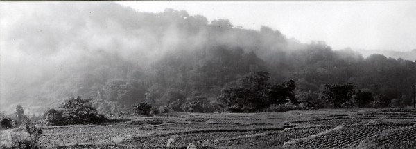 山裾の手前に「発破かけ」した川がある。（昭和40年撮影）