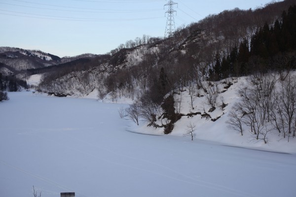 ダムにかかる橋から見下ろした山並みと湖面。右の崖に伊佐領までの道が有った。